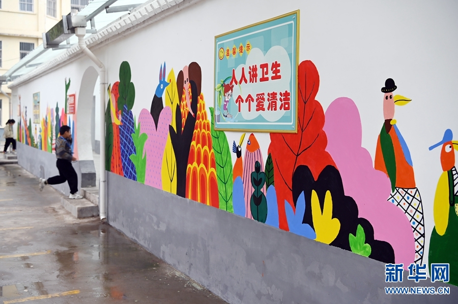 小学专职美术教师倪肖肖组织该校美术组几名老师,在校园厕所墙体上