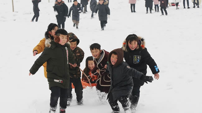 武陟:雪后白茫茫 儿童打雪仗